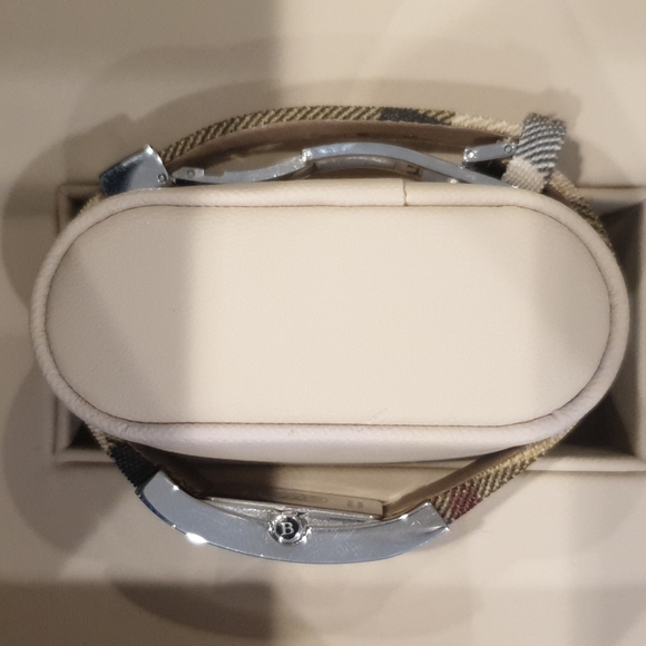 Burberry watch - Picture 3 of 9